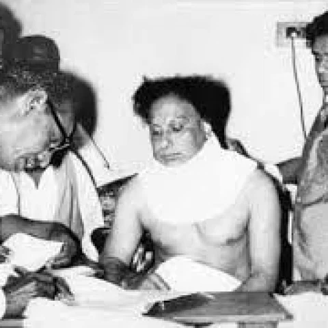 ''எனது குரலை ரசிகர்கள் ஏற்காவிட்டால், நடிக்க மாட்டேன்..!’’ - குண்டடிபட்டபின் எம்.ஜி.ஆர்! - ஒப்பனையும் ஒரிஜினலும்! எம்.ஜி.ஆர் 100 #MGR100 அத்தியாயம்-13