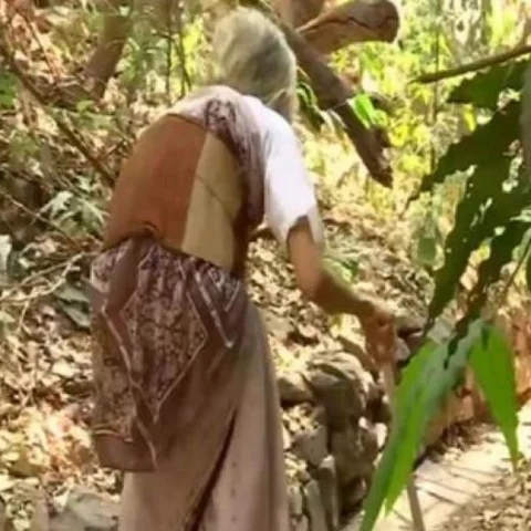 `என்னை முட்டாள், பைத்தியம் என்கிறார்கள்!'- மின்சாரமின்றி 79 ஆண்டுகளாக வாழும் பேராசிரியை