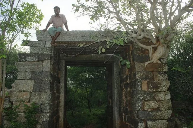 கடவூர் மலை கதவுக்கு இந்தப் பக்கம் திண்டுக்கல்; அந்தப் பக்கம் கரூர்! - செம த்ரில் ஸ்பாட்#MyVikatan