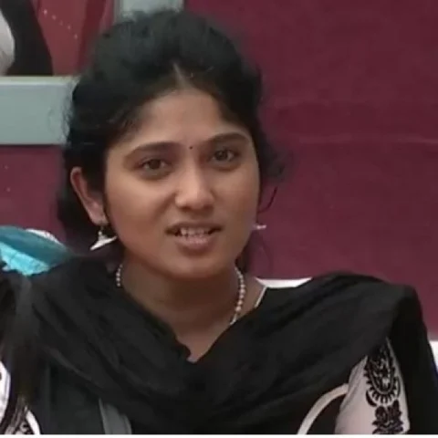 'பிக் பாஸிலிருந்து ஜூலி எப்போ வெளியில வருவானு நினைச்சிட்டு இருக்கோம்' - ஜூலியின் தம்பி! #BiggBossTamil #VikatanExclusive