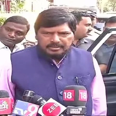மத்திய அமைச்சரைக் கீழே தள்ளி அறைந்த வாலிபர்! -தர்ம அடி கொடுத்த கட்சியினர்