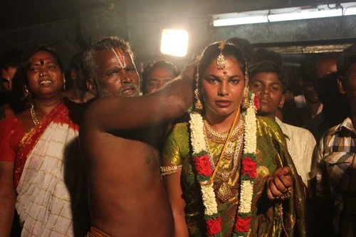 மகிழ்ச்சியையும், சோகத்தையும் கொட்டி தீர்த்த திருநங்கைகள் (படங்கள்)