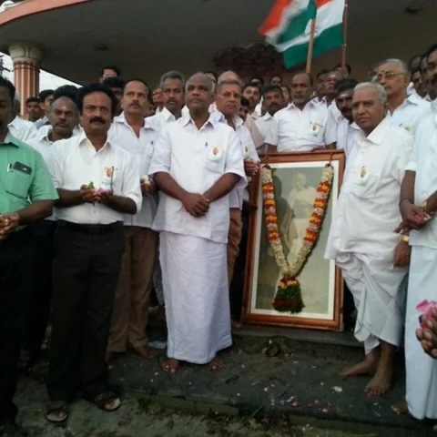சர்வோதய மேளா தினம்: ராமேஸ்வரம் கடலில் காந்தியடிகளுக்கு மலரஞ்சலி