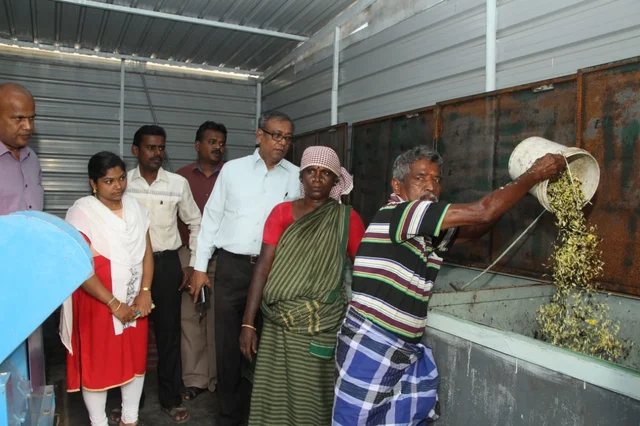 மதுரை பூமாலை வணிக வளாகத்தில் மலர் கழிவுகளை உரமாக்கும் `வேஸ்ட் கார்ட்' திட்டம்!