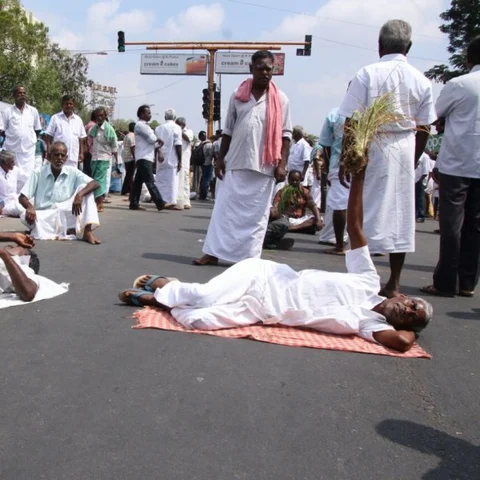 'தண்ணீர் வேண்டும்'- சாலையில் படுத்து விவசாயிகள் மறியல்