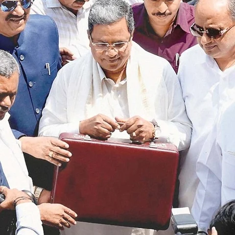 காங்கிரஸ் மீண்டும் ஆட்சிக்கு வருமா?! கர்நாடகாவில் என்ன நிலவரம்?