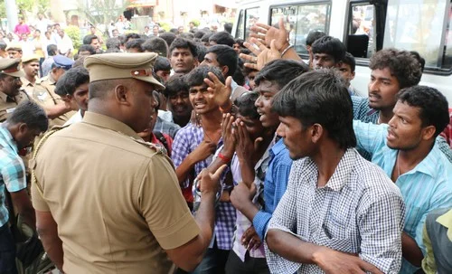 கோவை: மனு கொடுக்க வந்த மாணவர்கள் மீது போலீஸ் தடியடி!
