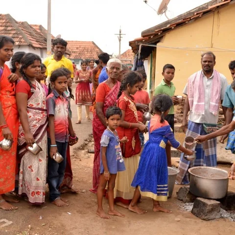 `பட்டாசு ஆலையை திறக்கவேண்டும்’ - சிவகாசி அருகே கஞ்சி காய்ச்சும் போராட்டம் நடத்திய மக்கள்!