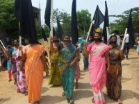போலீசை கண்டதும் தெறித்து ஓடிய பா.ம.க மகளிர் அணி