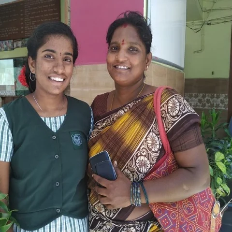 "ஜெயலலிதா மாதிரி சாதிப்பேன்" - 500-க்கு 428 மதிப்பெண் பெற்ற செவித்திறனற்ற மாணவி!