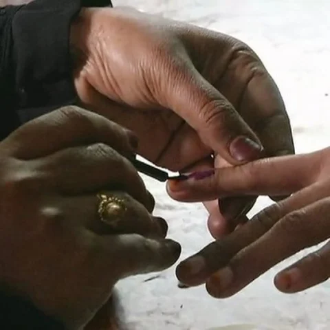 தொடங்கியது இரண்டு மாநில தேர்தல்! - வரிசையில் நின்று வாக்களித்த பிரபலங்கள்