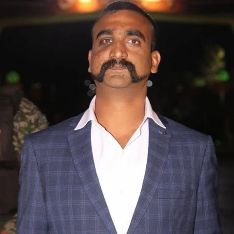 விடுப்பில் வீட்டுக்குச் செல்லாத அபிநந்தன் - விமானப்படை தளத்துக்கே மீண்டும் சென்று நெகிழ்ச்சி!