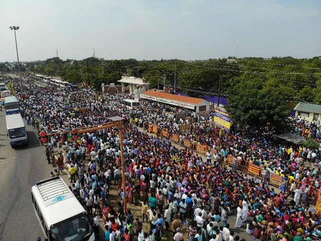 `மத்திய அரசே, அறிவியல் ரீதியான பட்டாசு தயாரிப்பை சொல்லுங்க!'- போராட்டக்காரர்கள் மத்தியில் ராஜேந்திரபாலாஜி முழக்கம்