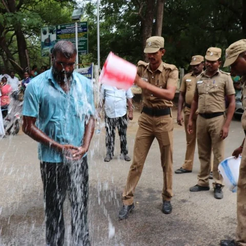 `அரசு கொடுத்த 2 சென்ட் நிலத்தையும் பறிச்சிட்டாங்க..!’ - தீக்குளிக்க முயன்ற கட்டடத் தொழிலாளி