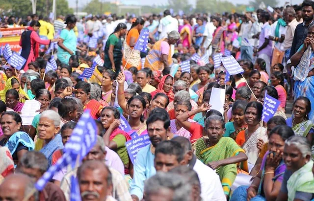 `அடுத்தவேளை சாப்பாட்ட நெனச்சு ஒவ்வொரு நொடியும் எண்ணிட்டு இருக்கோம்!’ - பட்டாசுத் தொழிலாளர்கள் வேதனை