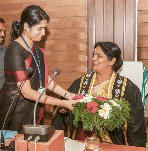 `பதவி வந்தா என்ன?’ - வீடுவீடாக பால் பாக்கெட் போடும் திரிச்சூர் மேயர் அஜிதா