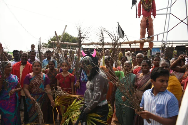 `விளை நிலங்களில் புகுந்த அரக்கனை விரட்டியடித்த விவசாயிகள்’ - தொடரும் நூதனப் போராட்டம்