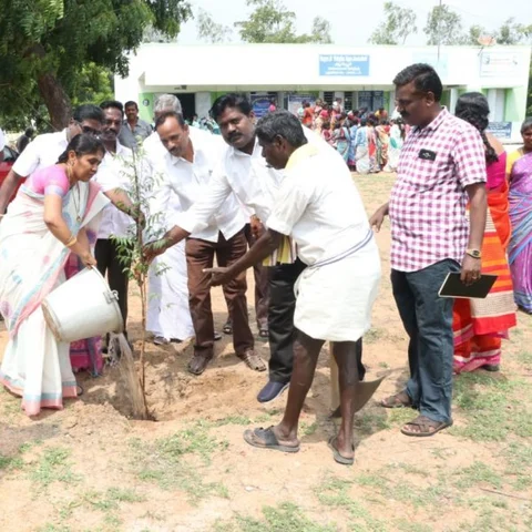 நல்லாசிரியர் விருது பெற்ற அரசுப்பள்ளி தலைமையாசிரியர்! - பாராட்டு விழா எடுத்த கிராம மக்கள்