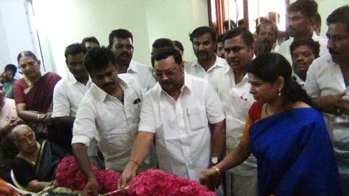 அழகிரி- கனிமொழி திடீர் சந்திப்பு! பின்னணி என்ன?