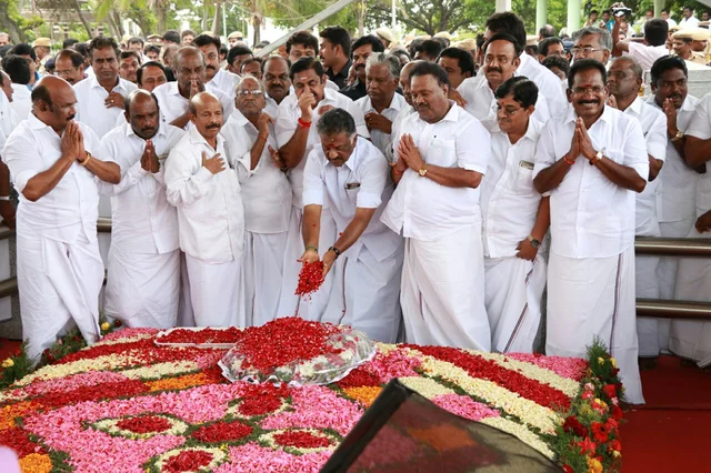 தினகரன் கோஷ்டி எம்எல்ஏ-க்கள் கவர்னரைச் சந்திக்க திடீர் முடிவு!