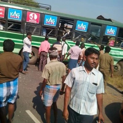 லாரியுடன் நேருக்கு நேர் மோதல்... உருக்குலைந்த அரசு பஸ்... 14 பேர் பலியான சோகம்!