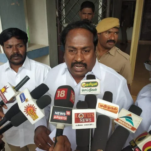 `விண்ணப்பம் தர மறுக்கிறார்கள்!' - திருவாரூர் தொகுதியில் போட்டியிட வந்த அ.தி.ம.மு.க பிரமுகர் குமுறல்