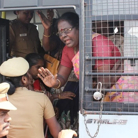 `விஜயபாஸ்கர் பதவி விலக வேண்டும்..!' - கொந்தளித்த மாதர் சங்கம்; கைது செய்த காவல்துறை