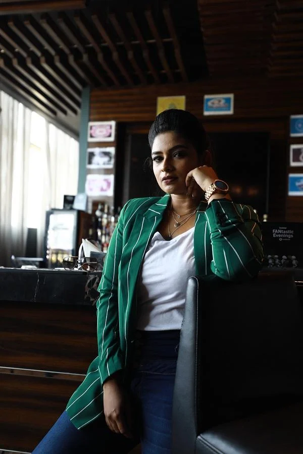 `இவற்றையெல்லாம் பேசி ஏன் புண்படுத்துறீங்கன்னு தெரியல!' - கண்கலங்கும் தொகுப்பாளினி மகேஸ்வரி