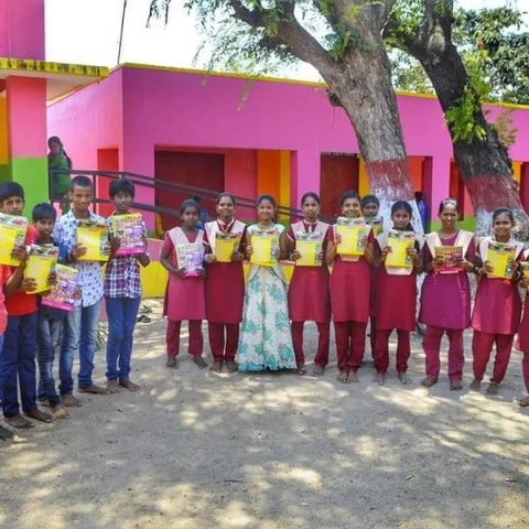 தாம் படித்த பள்ளியின் சேர்க்கைக்காக வீடு வீடாக நோட்டீஸ் கொடுக்கும் பள்ளி மாணவ மாணவிகள்..!
