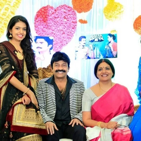 "தனுஷை அப்படிப் பார்த்து அழுதுட்டேன்!" - ராஜசேகர் மகள் ஷிவானி!