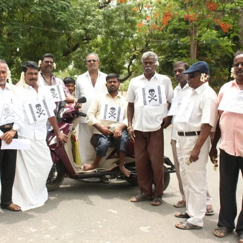 `காதில் பூ; கழுத்தில் மண்டையோடு படங்கள்!’ - நெடுஞ்சாலைத்துறை அலுவலகத்தை அதிரவைத்த மக்கள்