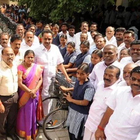`ஏழைவீட்டுப் பிள்ளைகள் கைகளிலும் லேப்டாப் கொடுத்து அழகுபார்க்கிறோம்’ - அமைச்சர் பெருமிதம்