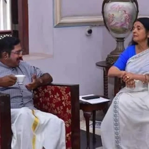 `நாற்காலியில் உட்கார்ந்துட்டீங்க; ஆளும் யோகம் இருக்கு!' - டி.டி.வி-யை குஷிப்படுத்திய திருவனந்தபுரம் அரண்மனை