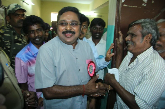 ’கட்சி யாரிடம் இருக்கிறது என்பது முக்கியமில்லை!’ - செய்தியாளர்களிடம் கலகலத்த தினகரன் #RKNagar
