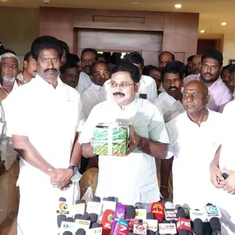 ஆஸ்தான ஜோதிடர்களிடம் நேரம் கேட்ட தினகரன்! - பரிசுப் பெட்டி சின்னத்தைத் தேர்வு செய்த பின்னணி