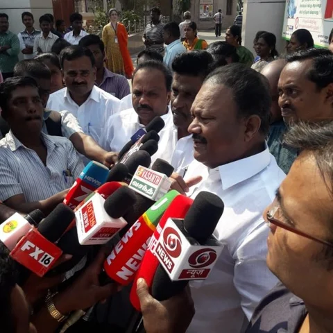 `அ.ம.மு.க எங்களுக்குப் பொருட்டே இல்லை' - திண்டுக்கல் சீனிவாசன்!