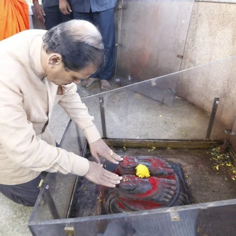 திருமலை பெருமாள் திருவடி வணங்க இலங்கை அதிபருக்கு மட்டும் அனுமதி ஏன்?