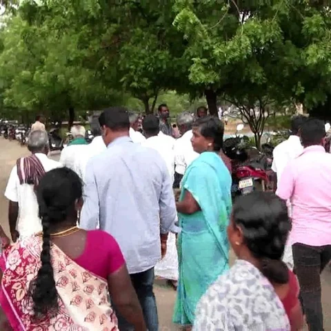`இலவச வீட்டுமனை அளந்து கொடுங்க; இல்லன்னா தீக்குளிப்போம்’ - மண்ணெண்ணெய்க் கேனுடன் மக்கள் மறியல்