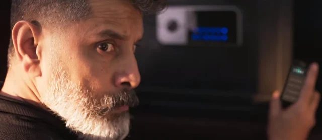 ஆக்ஷன்... சேஸிங்... பார்வையிலே மிரட்டும் விக்ரம் -வெளியானது கடாரம் கொண்டான் டீசர்
