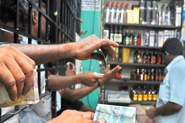 புதுக்கோட்டை அருகே டாஸ்மாக் மேலாளரை அரிவாளால் வெட்டி 16 லட்ச ரூபாய் கொள்ளை!