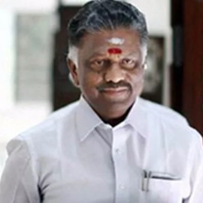 மனைவியுடன் குடியரசு தின விழாவை சிறப்பித்த முதல்வர் பன்னீர்செல்வம்!