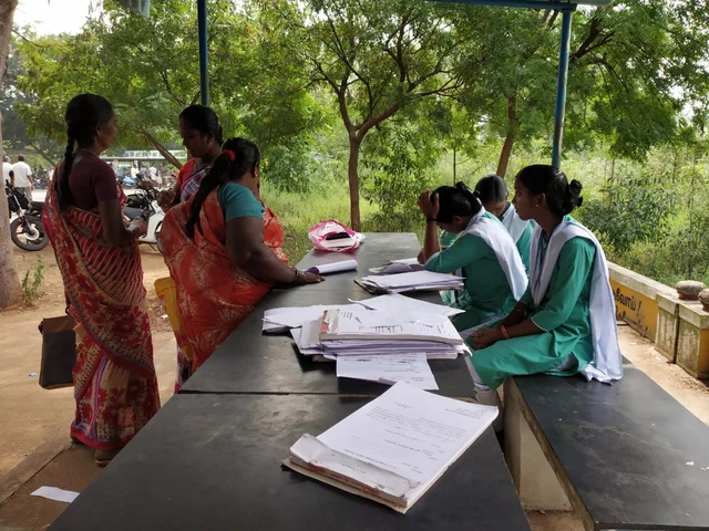 ``மனுநாளில் ஆயிரம் பேர் வருவர்; அனைவருக்கும் வழிகாட்டுகிறோம்'' - கல்லூரி மாணவர்கள் நெகிழ்ச்சி!!!