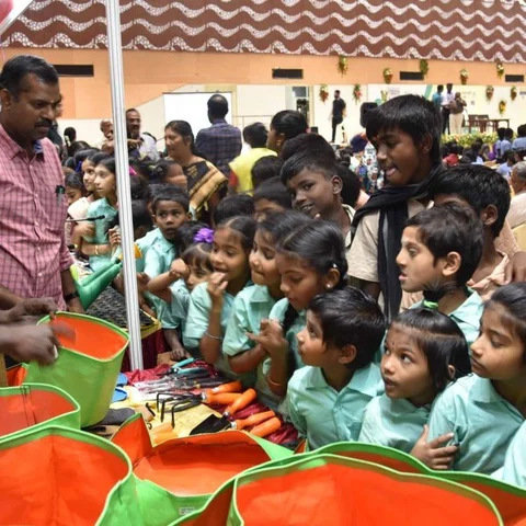 `வீட்டில் பயன்படுத்தும் குப்பைகளை உரமாக்கி செடி வளர்க்கப் போறோம்!’ - திருச்சி மாணவர்கள் நம்பிக்கை