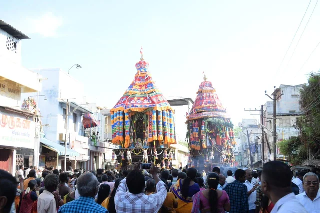 தூத்துக்குடியில் சித்திரைத்திருவிழா தேரோட்டம் - தேர்தலால் குறைவாக காணப்பட்ட பக்தர்கள் கூட்டம்!