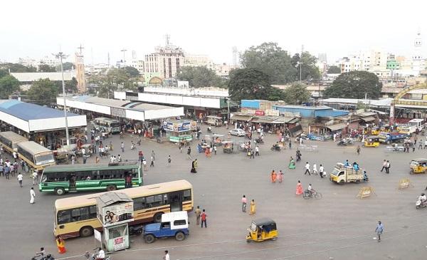 `பெரியார் பஸ் ஸ்டாண்டை இடிக்கப்போறாங்களாம்!'’ - 38 வருட நினைவை பகிரும் கடைக்காரர்கள்