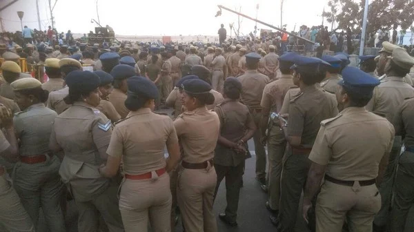 மெரினாவிலிருந்து கட்டாயமாக வெளியேற்றும் காவல்துறை: கலையமறுக்கும் இளைஞர்படை (படங்கள்)