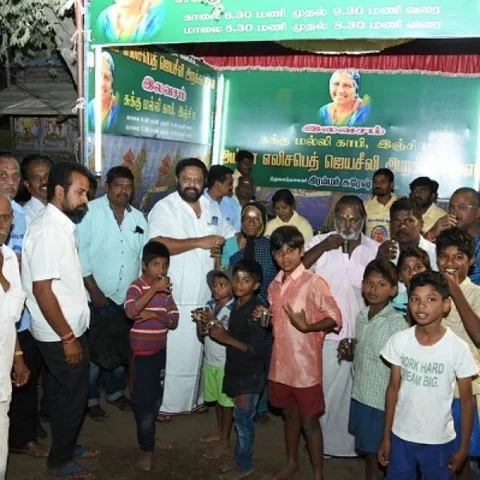 குளிருக்கு இதமாக இலவச சுக்குமல்லி காபி, இஞ்சி டீ!- அசத்தும் மதுரை அ.தி.மு.க பிரமுகர்
