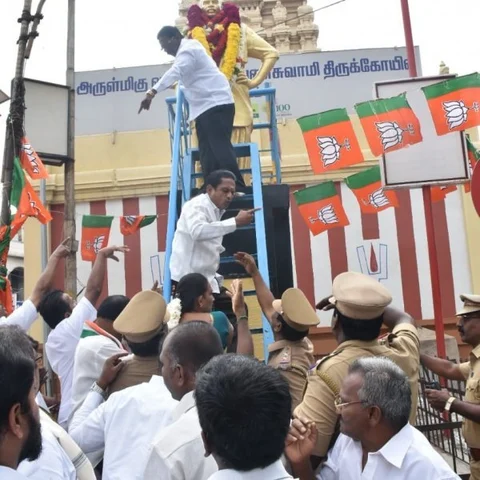 காமராஜர் சிலையை சுற்றி பா.ஜ.க. கொடி..! -சேலத்தில் காங்கிரஸ் பா.ஜ.க.,வினர் இடையே மோதல்!