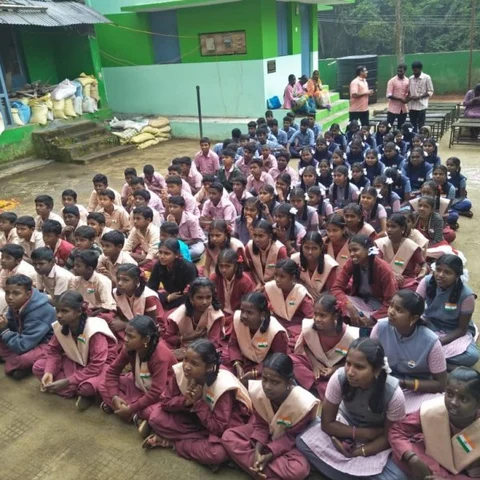 `100% தேர்ச்சி!'- அசத்திய நீலகிரி அரசு பழங்குடியின உண்டு உறைவிடப்பள்ளி மாணவர்கள்