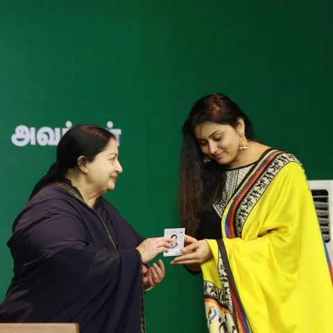‘டியர் நித்யா.. உண்மையில் அது பெரும் பாக்கியம்!’- ஜெ.நினைவு நாளில் நமீதா உருக்கம்